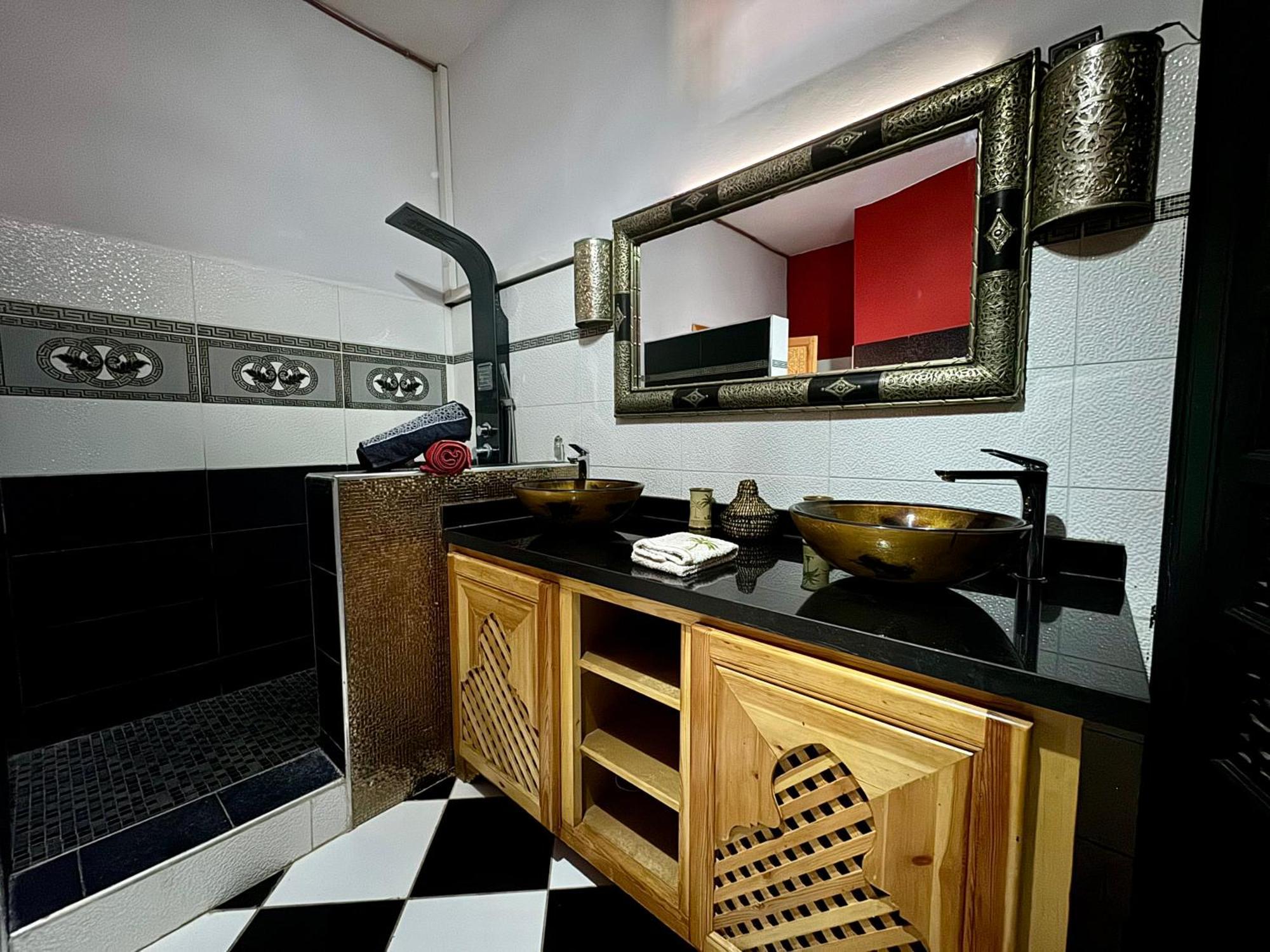 Jenny Lynn Hotel Tazrou Buitenkant foto